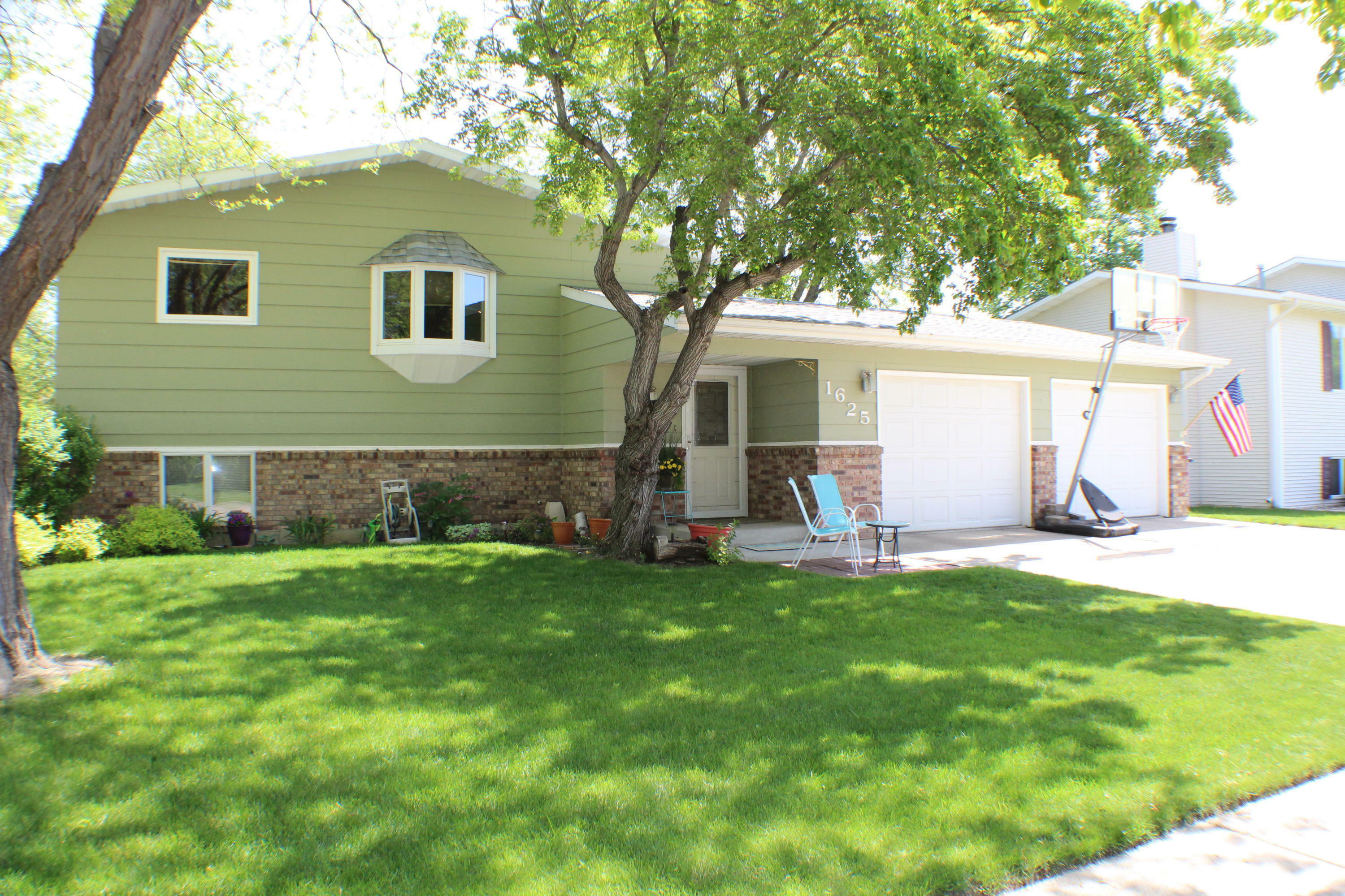 Property Photo:  1625 Wichita Drive  ND 58504 