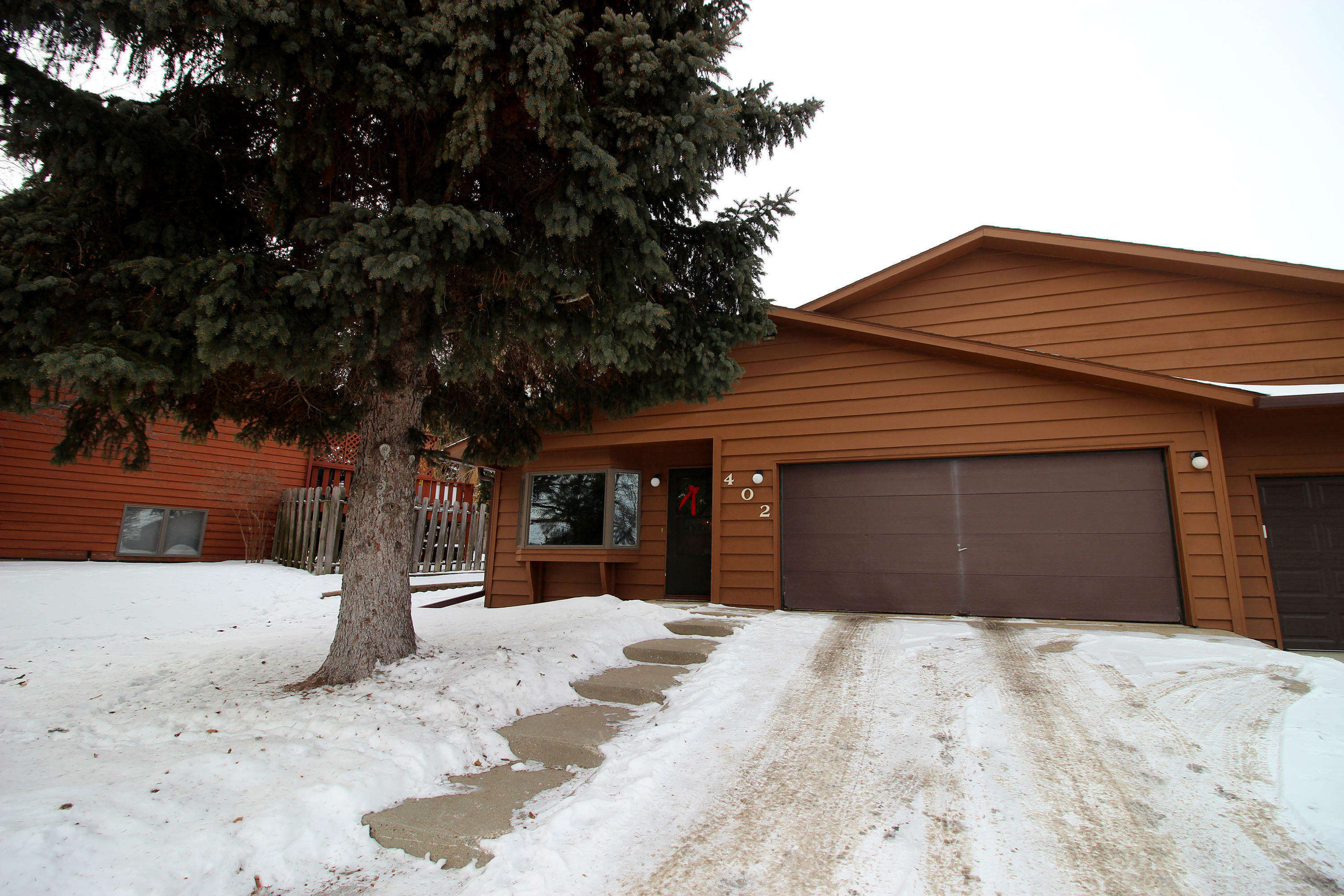 Property Photo:  402 Brandon Drive  ND 58503 