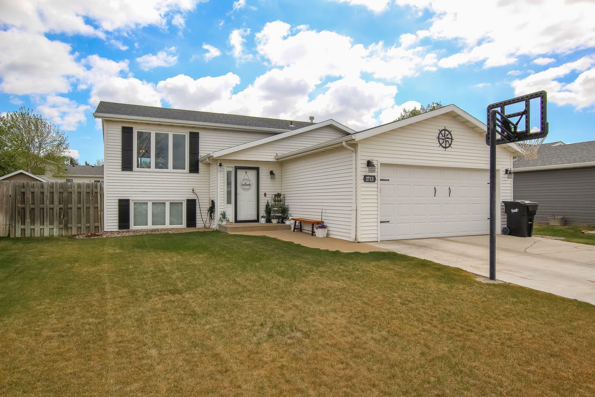 Property Photo:  2713 Yorktown Drive  ND 58503 