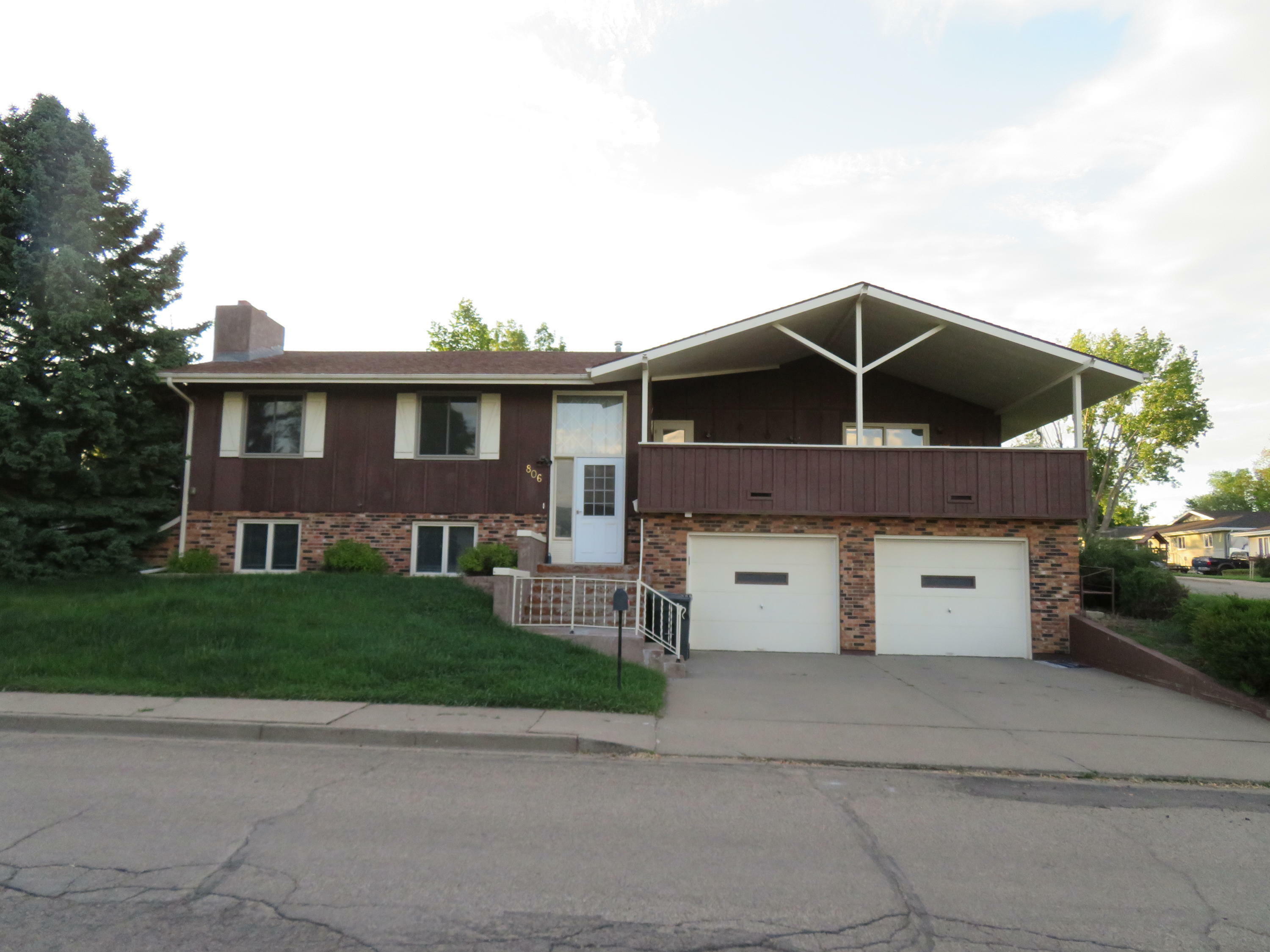 Property Photo:  806 Custer Drive  ND 58554 