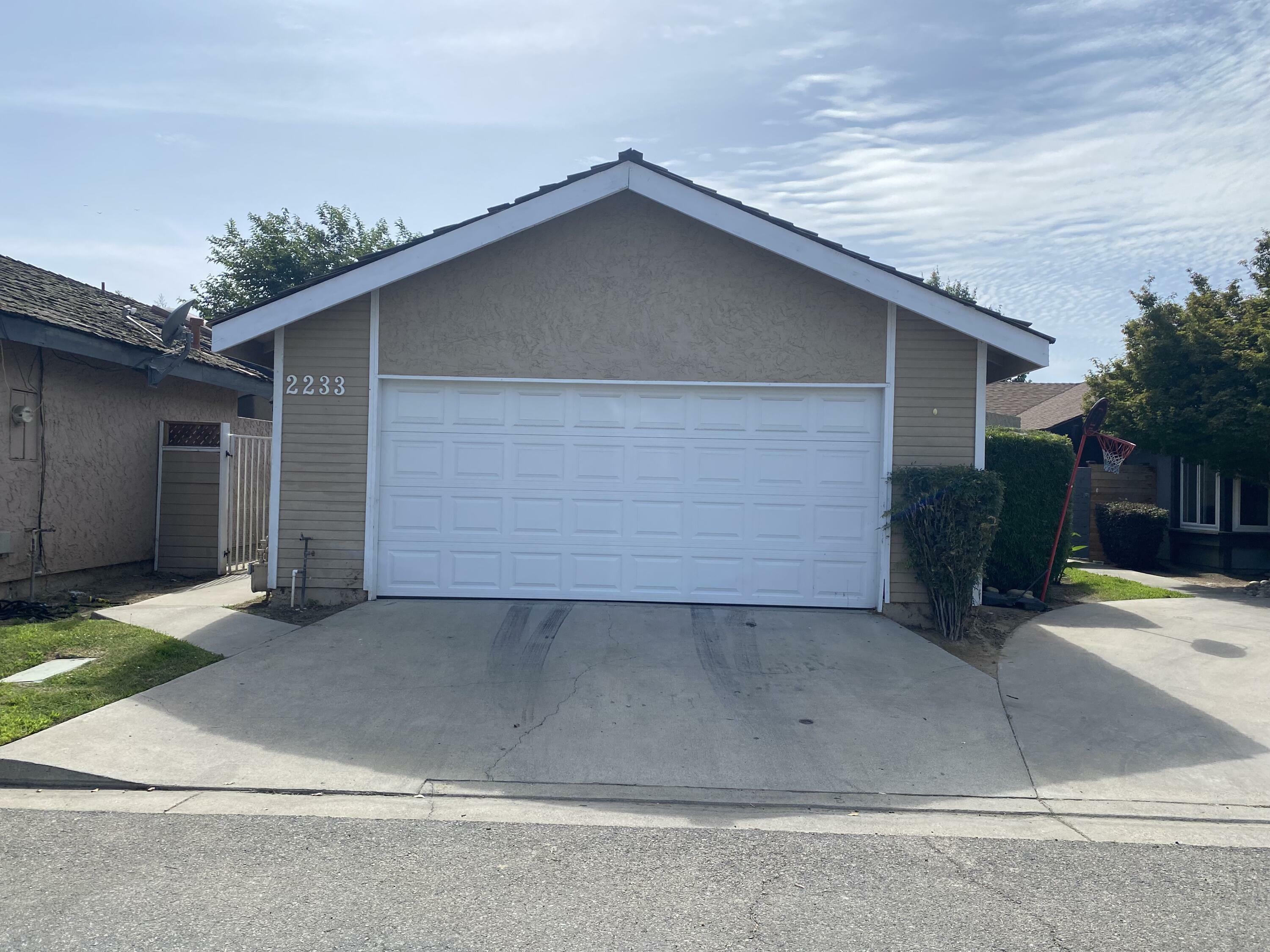 Property Photo:  2233 N Tracy Street  CA 93292 