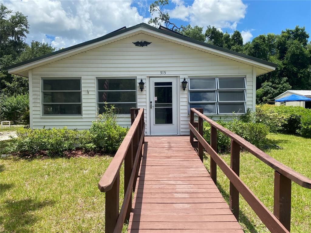 Property Photo: 515 Second Avenue FL 34785