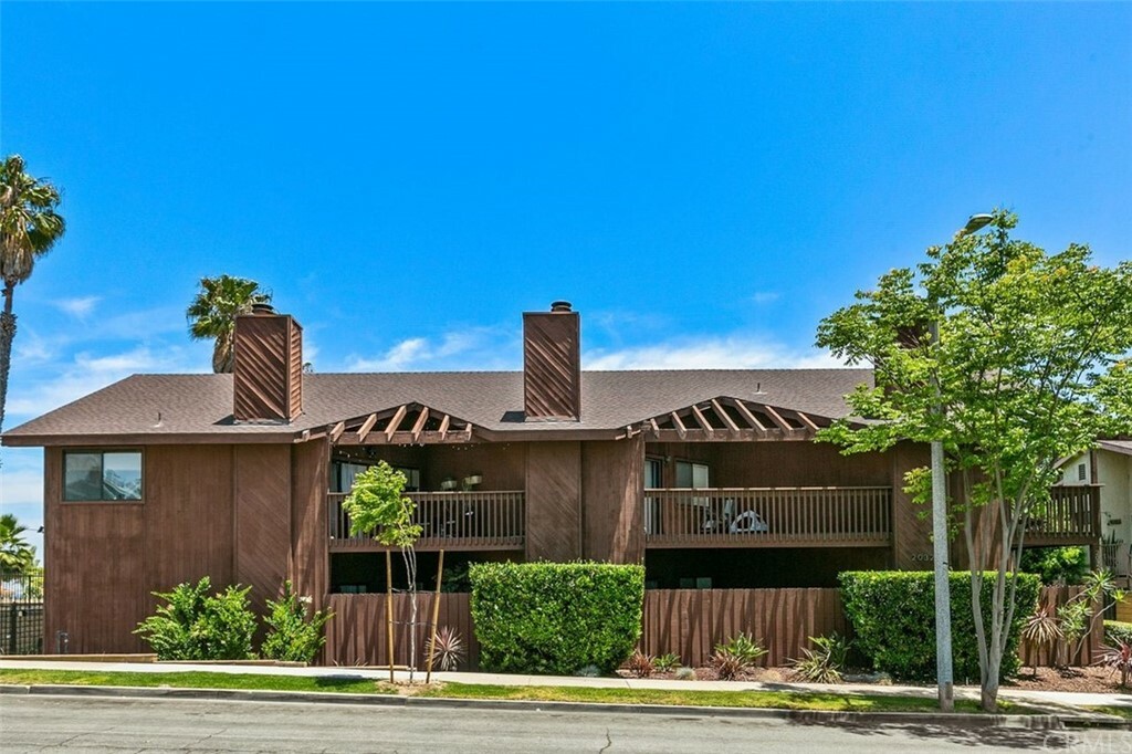 Property Photo:  2032 Orizaba Avenue 3  CA 90755 