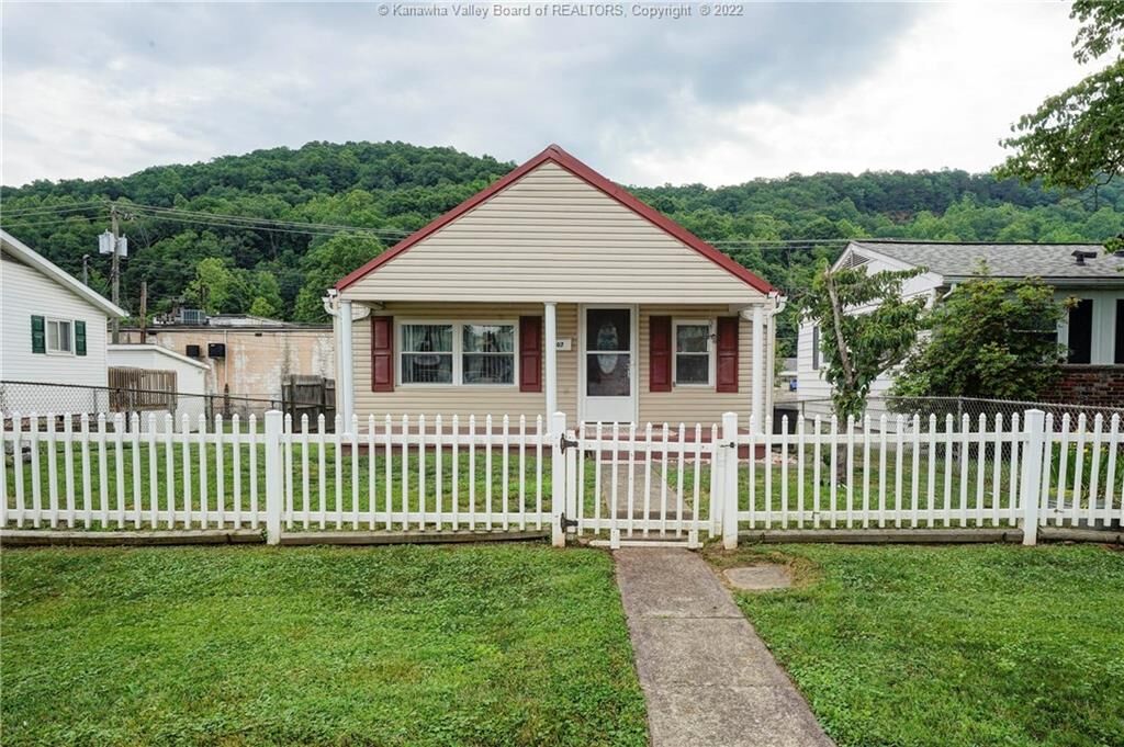 Property Photo: 407 Dupont Avenue WV 25143