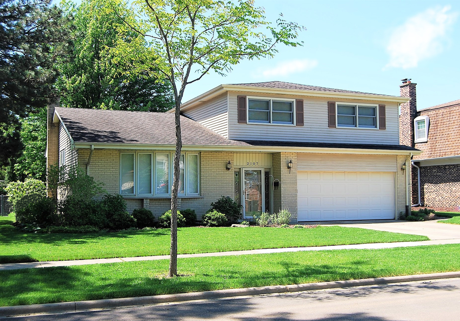 Property Photo:  2107 E Waverly Lane  IL 60004 