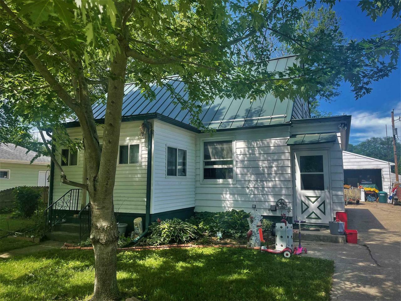 Property Photo:  604 Orchard St  WI 53548 