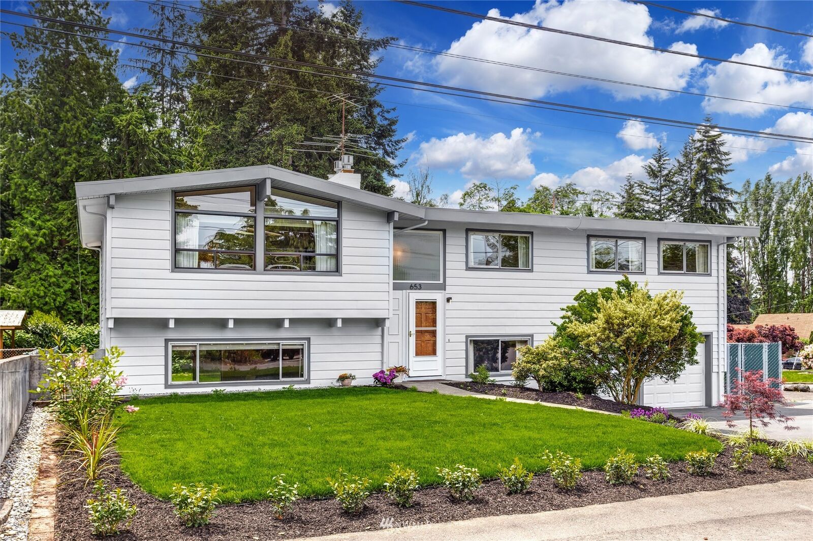 Property Photo:  653 SW 116th Place  WA 98146 