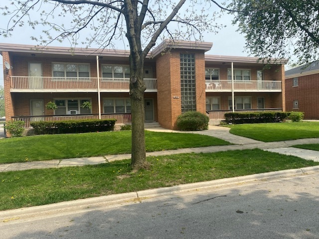 Property Photo: 1437 N Homestead Road 8 IL 60526