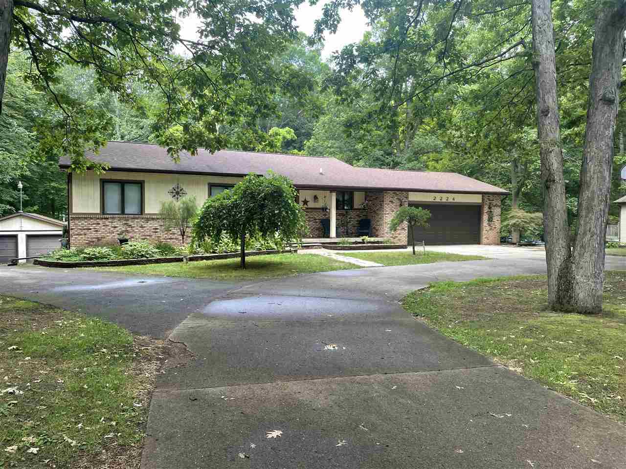 Property Photo:  2224 Delwood Dr.  MI 48420 