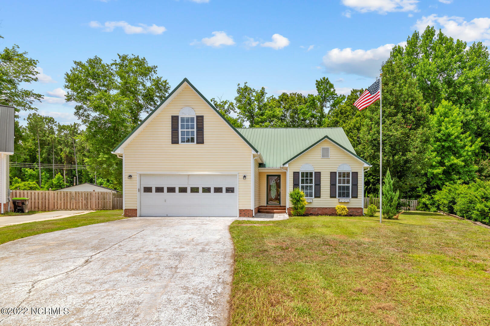 Property Photo:  405 W Regent Court  NC 28546 