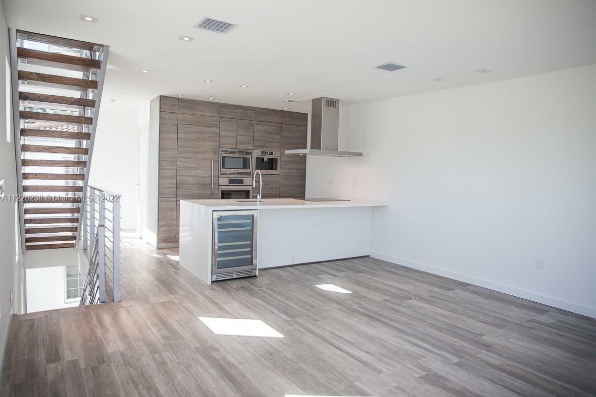 Property Photo: 645 Michigan Ave Th2 FL 33139
