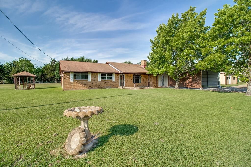 Property Photo: 90 Tracy Lane TX 75021