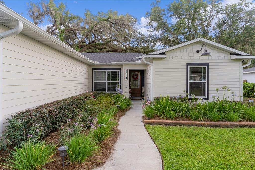 Property Photo:  1024 Barwick Street  FL 34785 