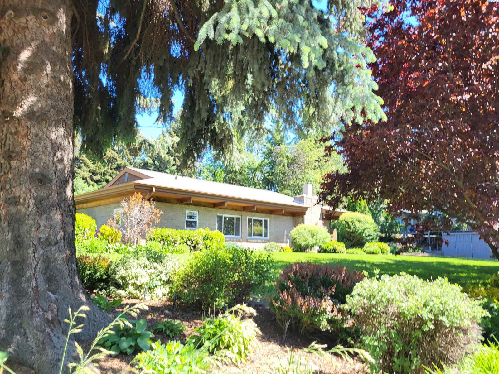 Property Photo: 810 SE Thompson WA 99163