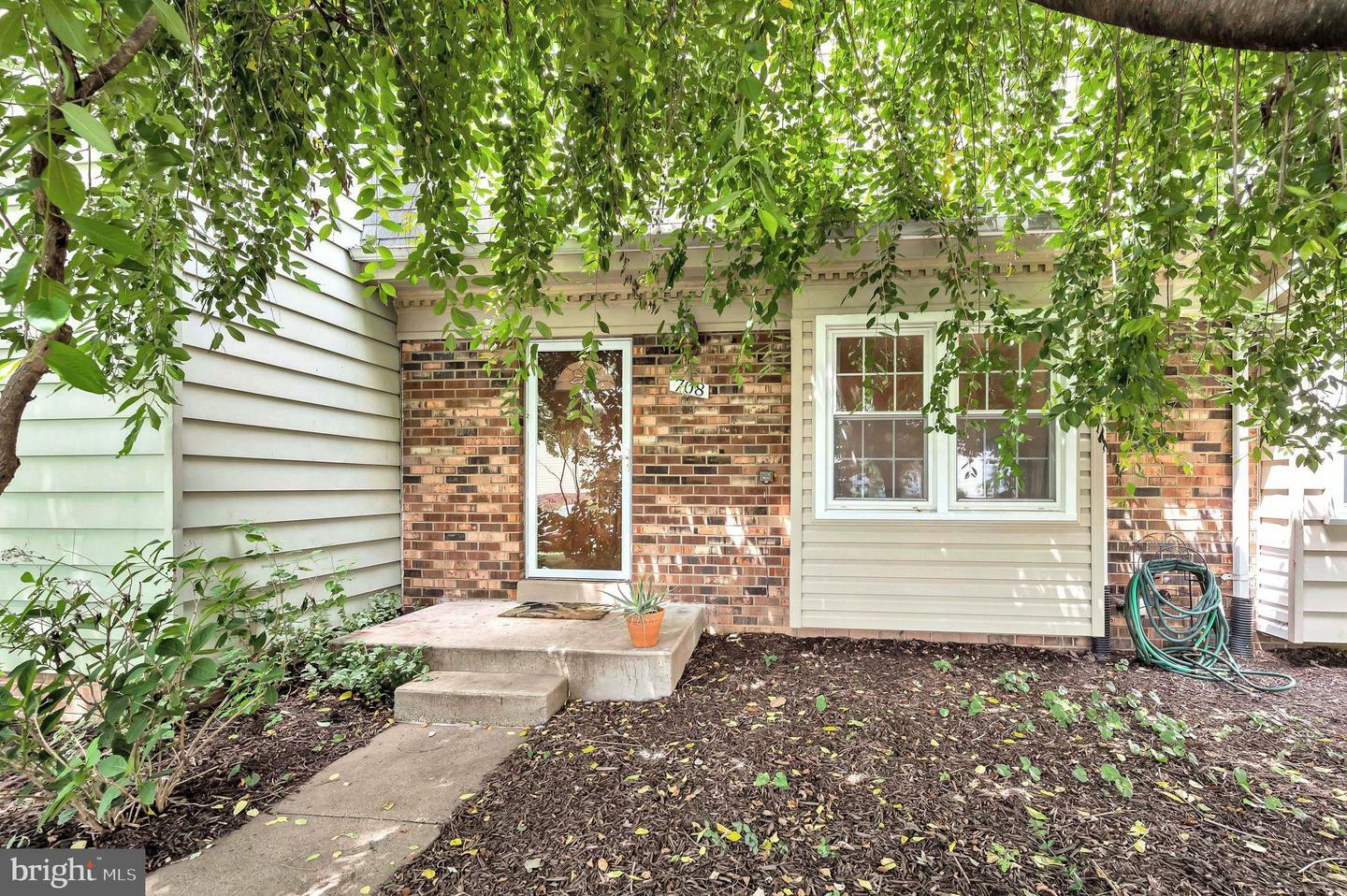 Property Photo: 708 Hemlock Court VA 20170