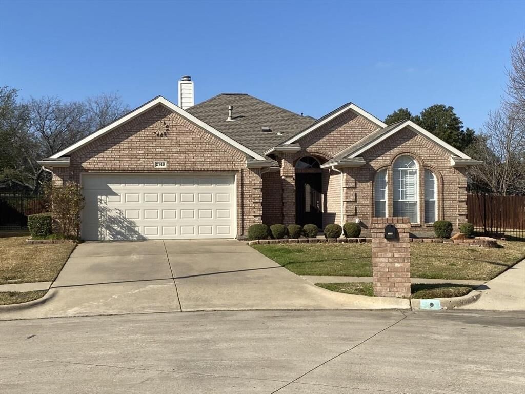 Property Photo: 2749 Crystal Glenn Circle TX 76054