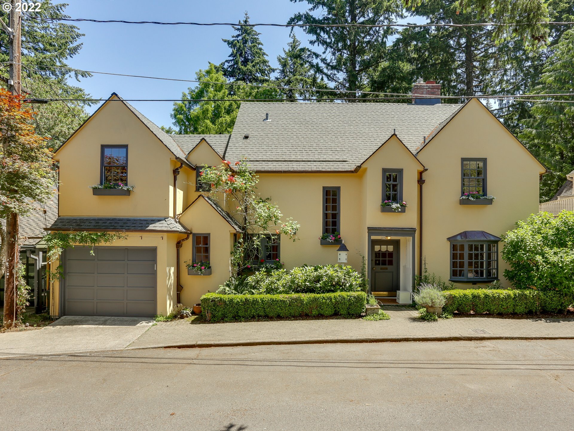 Property Photo:  2740 SW Talbot Rd  OR 97201 
