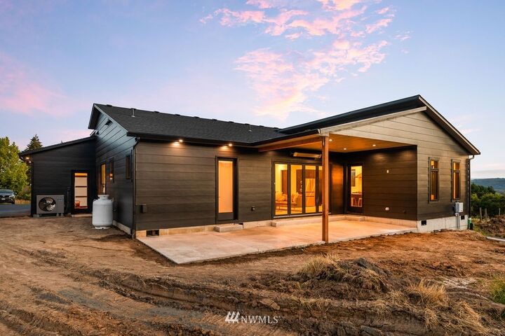 Property Photo:  1410 Cloverdale Road  WA 98625 