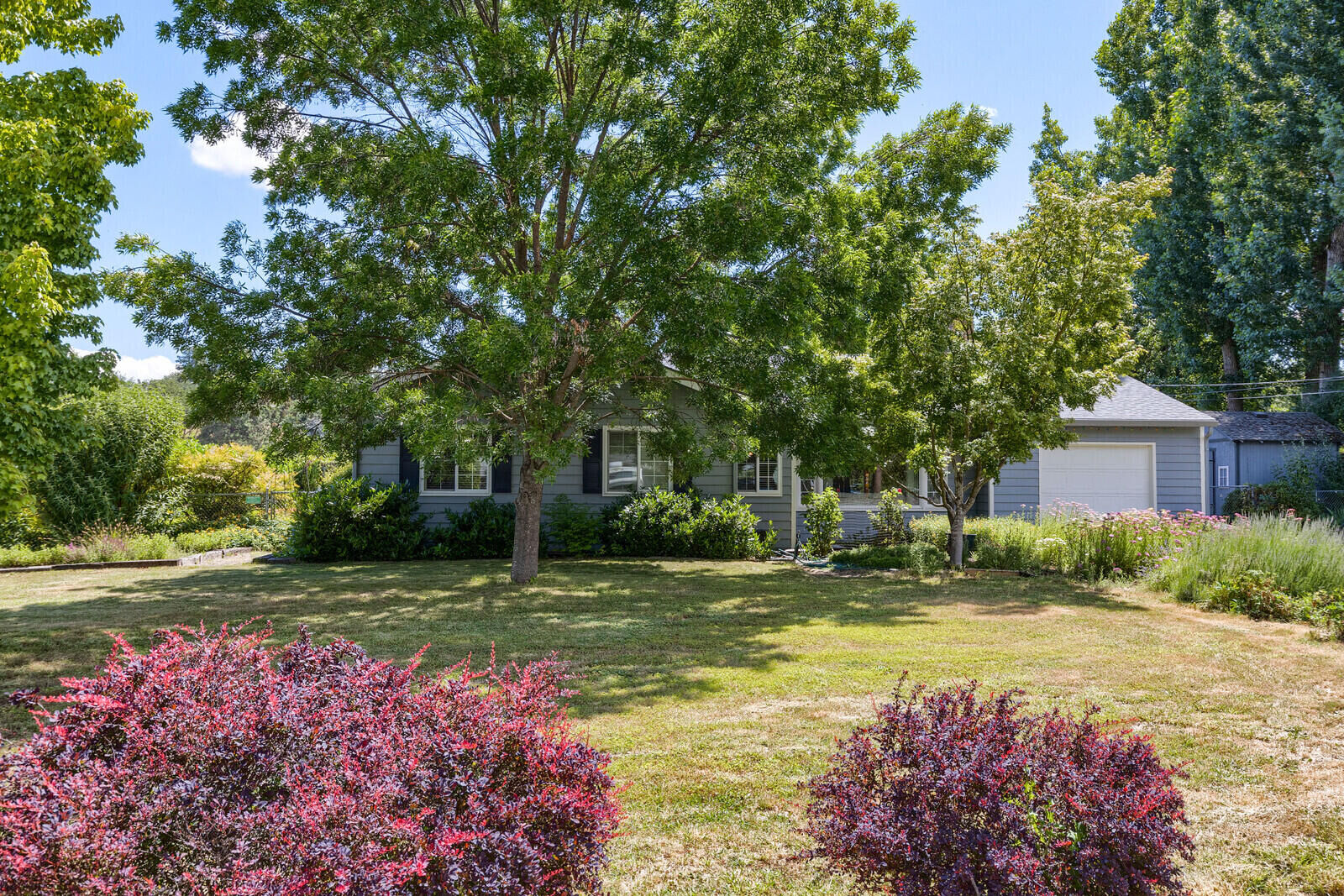 Property Photo: 2687 Syringa Drive OR 97501