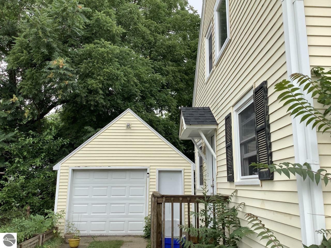 Property Photo: 1032 S Arnold Street MI 48858