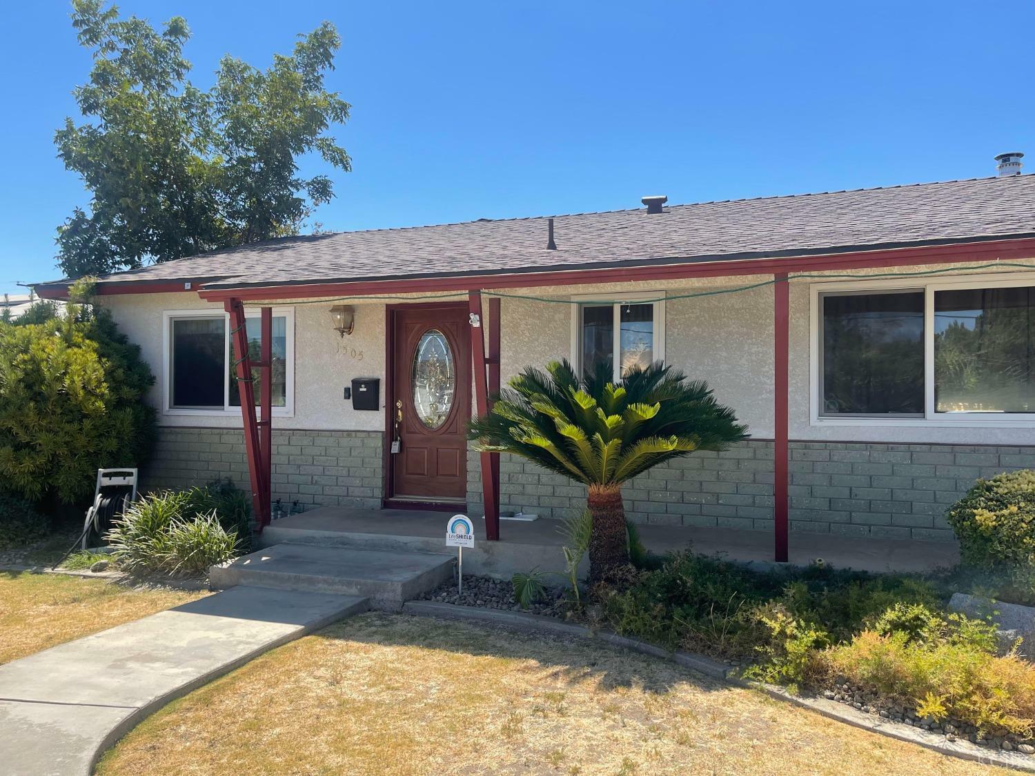 Property Photo:  1505 Cypress Lane  CA 93245 