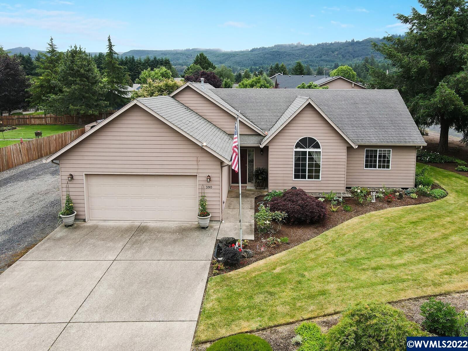 Property Photo: 390 Hickory Ct OR 97358