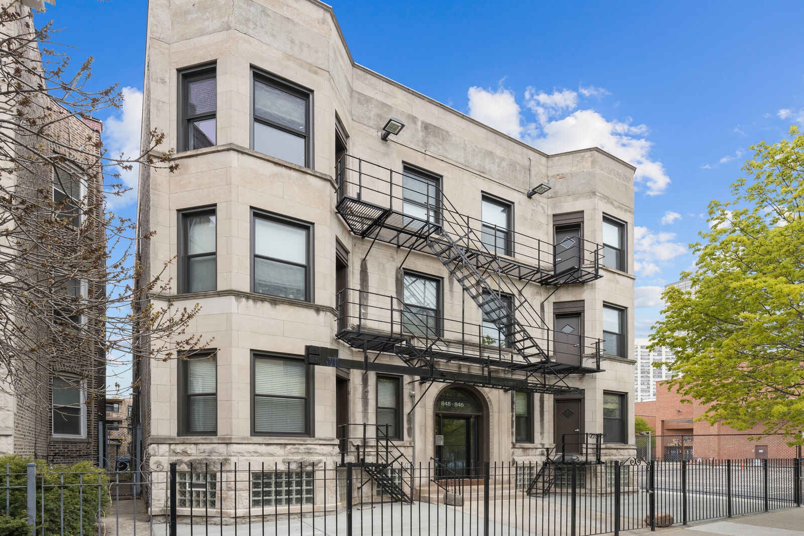 Property Photo: 846 W Sheridan Road 1F IL 60613