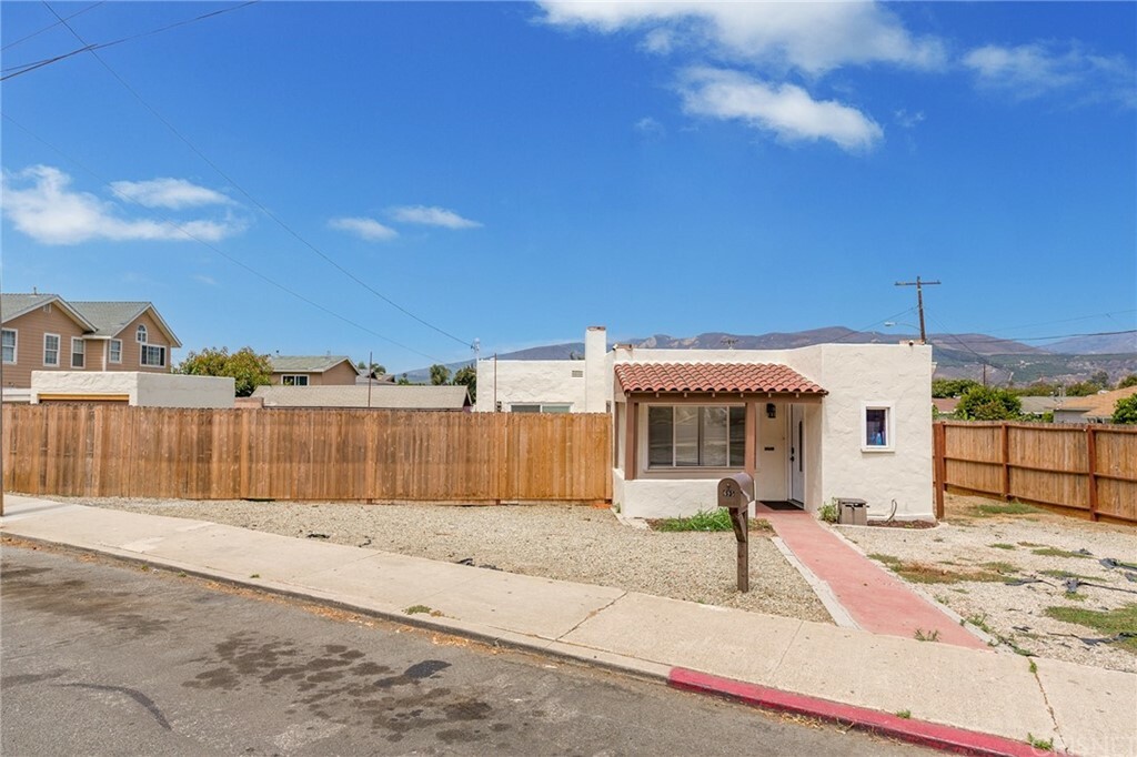 Property Photo:  695 Cedar Street  CA 93001 