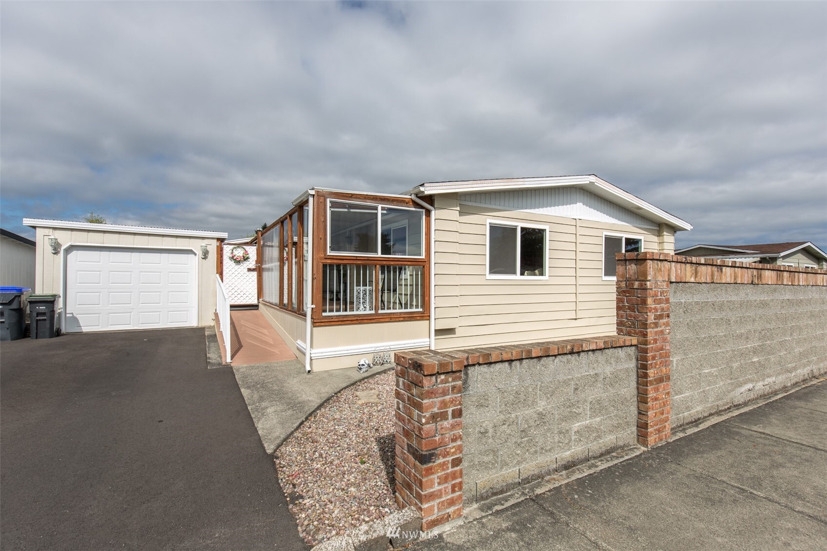 Property Photo: 301 N 7 Avenue 85 WA 98382