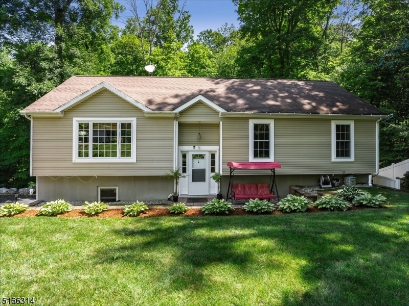 Property Photo:  2 Ridge Pl  NJ 07821 