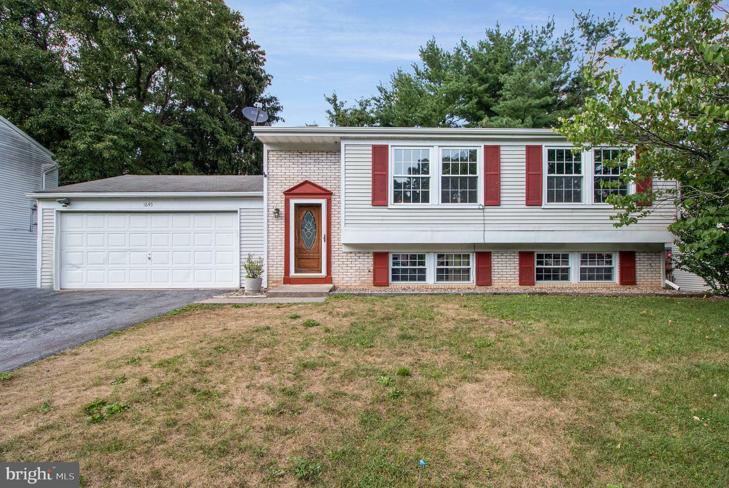 Property Photo:  1645 Pebble Brook Lane  PA 17110 