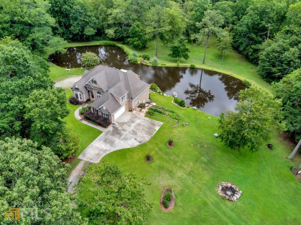 Property Photo: 3805 Brookfield Court GA 30052
