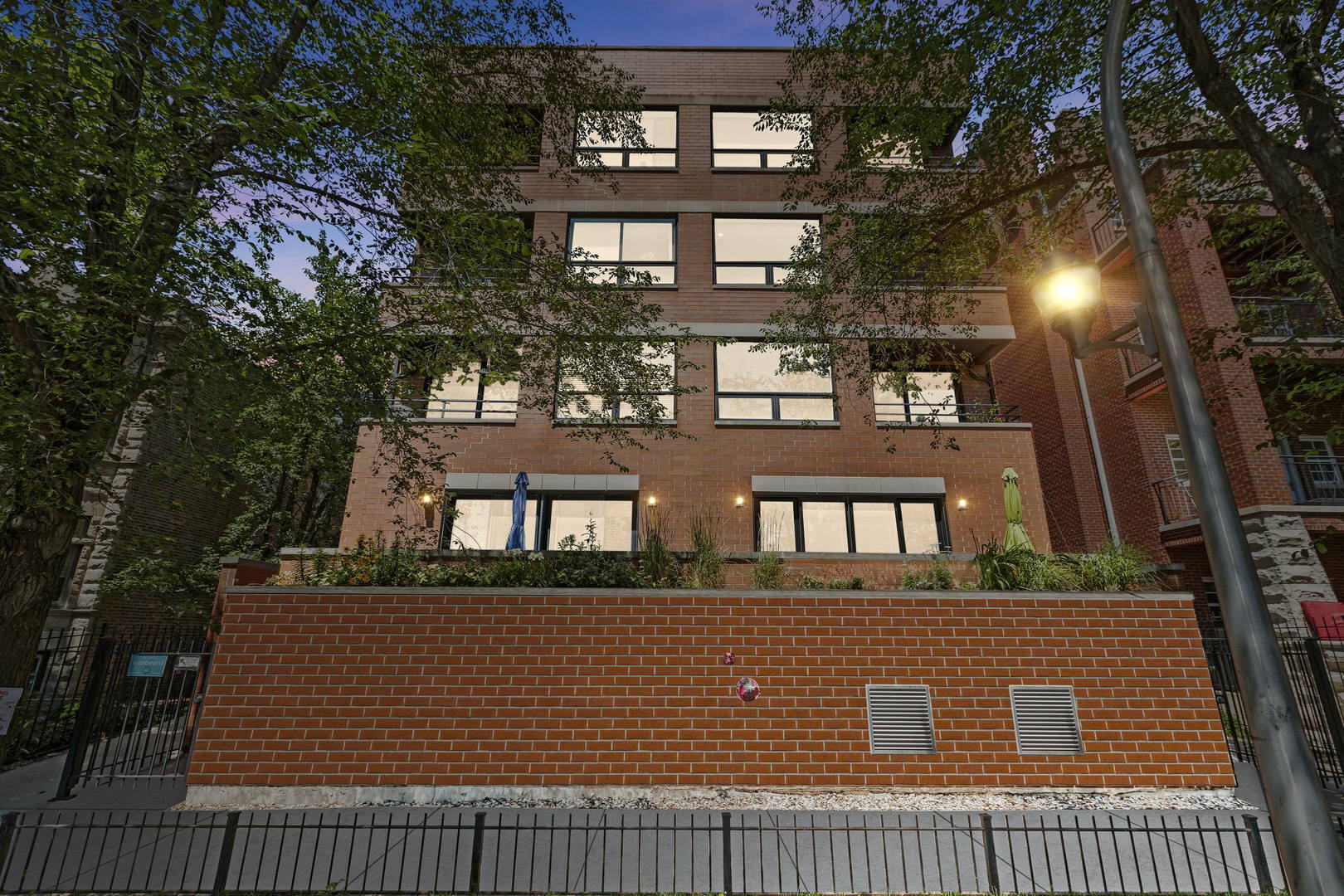 Property Photo:  934 W Cuyler Avenue 1B  IL 60613 