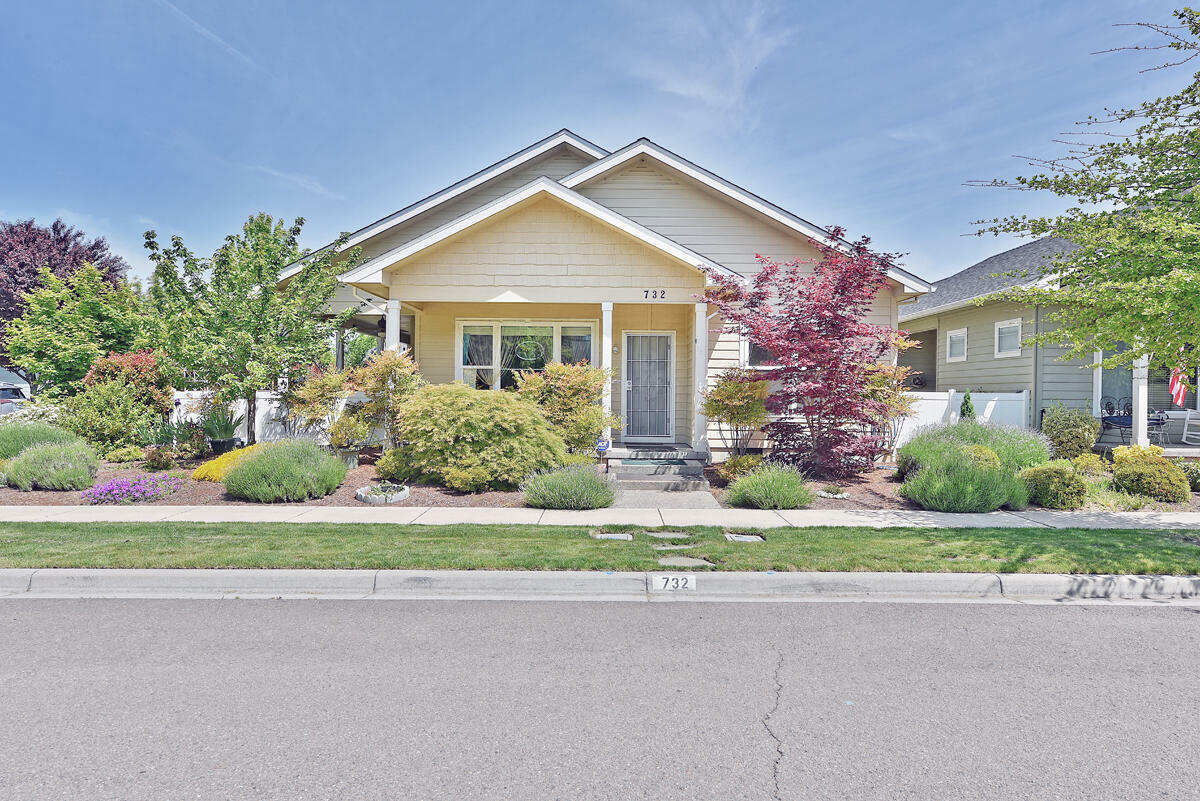 Property Photo:  732 Golden Peak Drive  OR 97502 