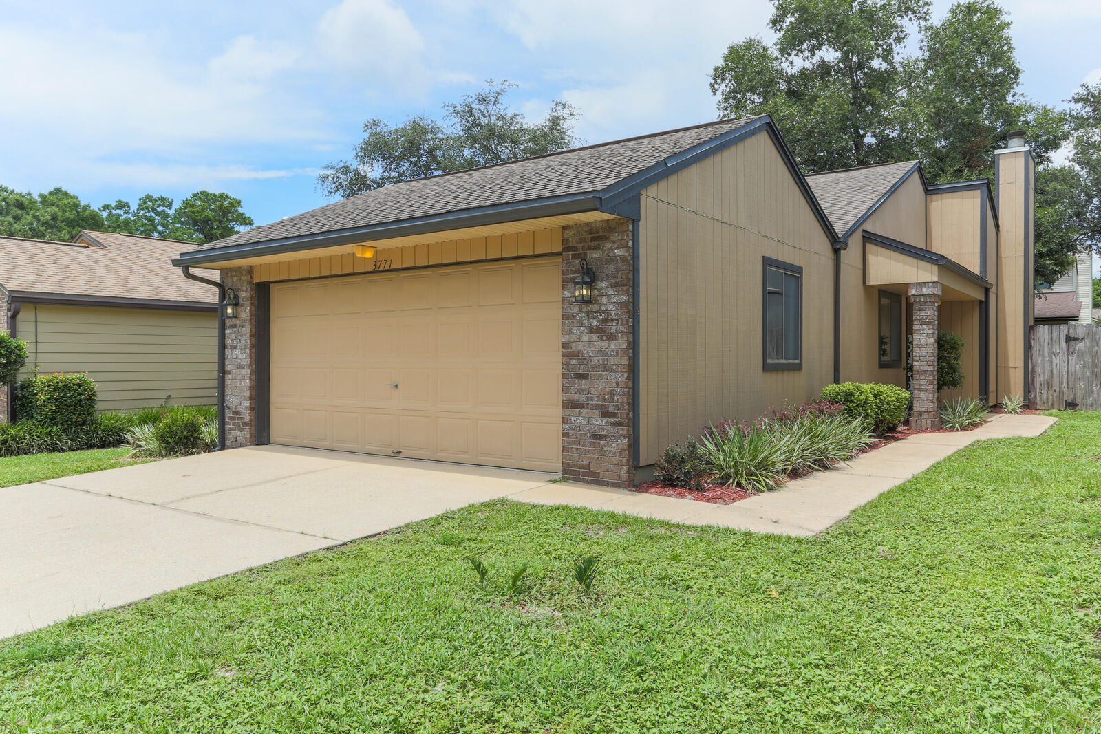 Property Photo: 3771 Peachtree Way FL 32578