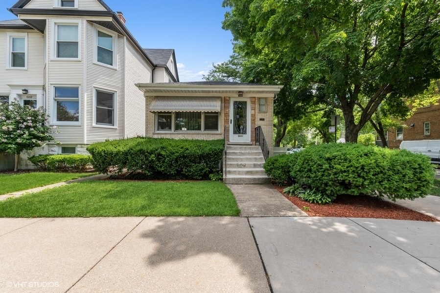 Property Photo: 4201 N Harding Avenue IL 60618