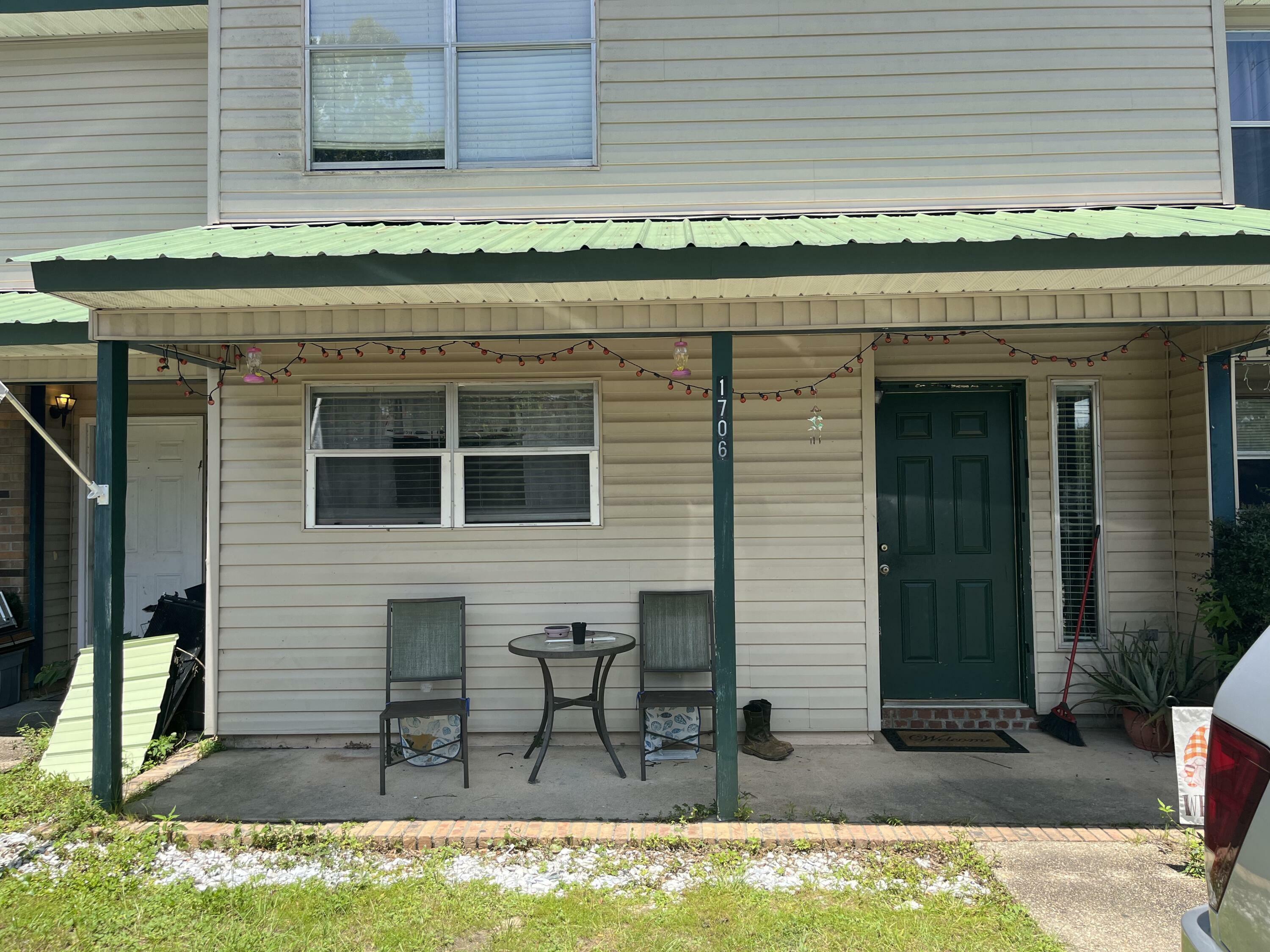 Property Photo:  1706 E 1st Avenue  FL 32539 