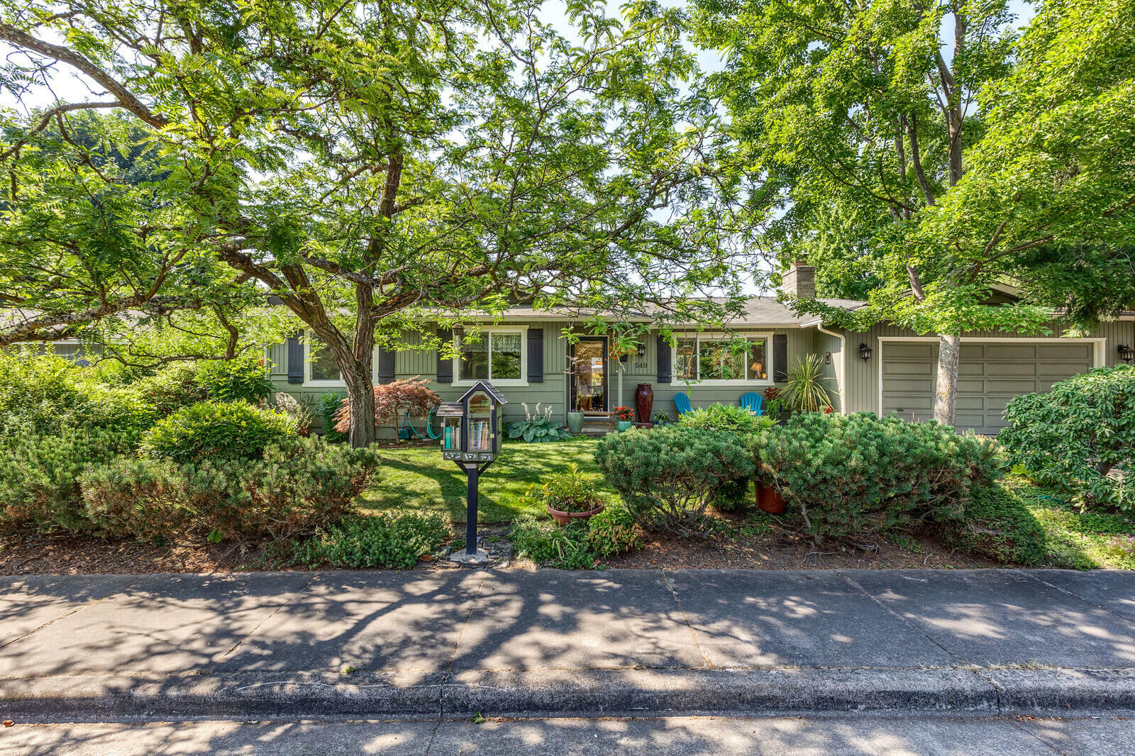 Property Photo: 549 Driftwood Place OR 97501