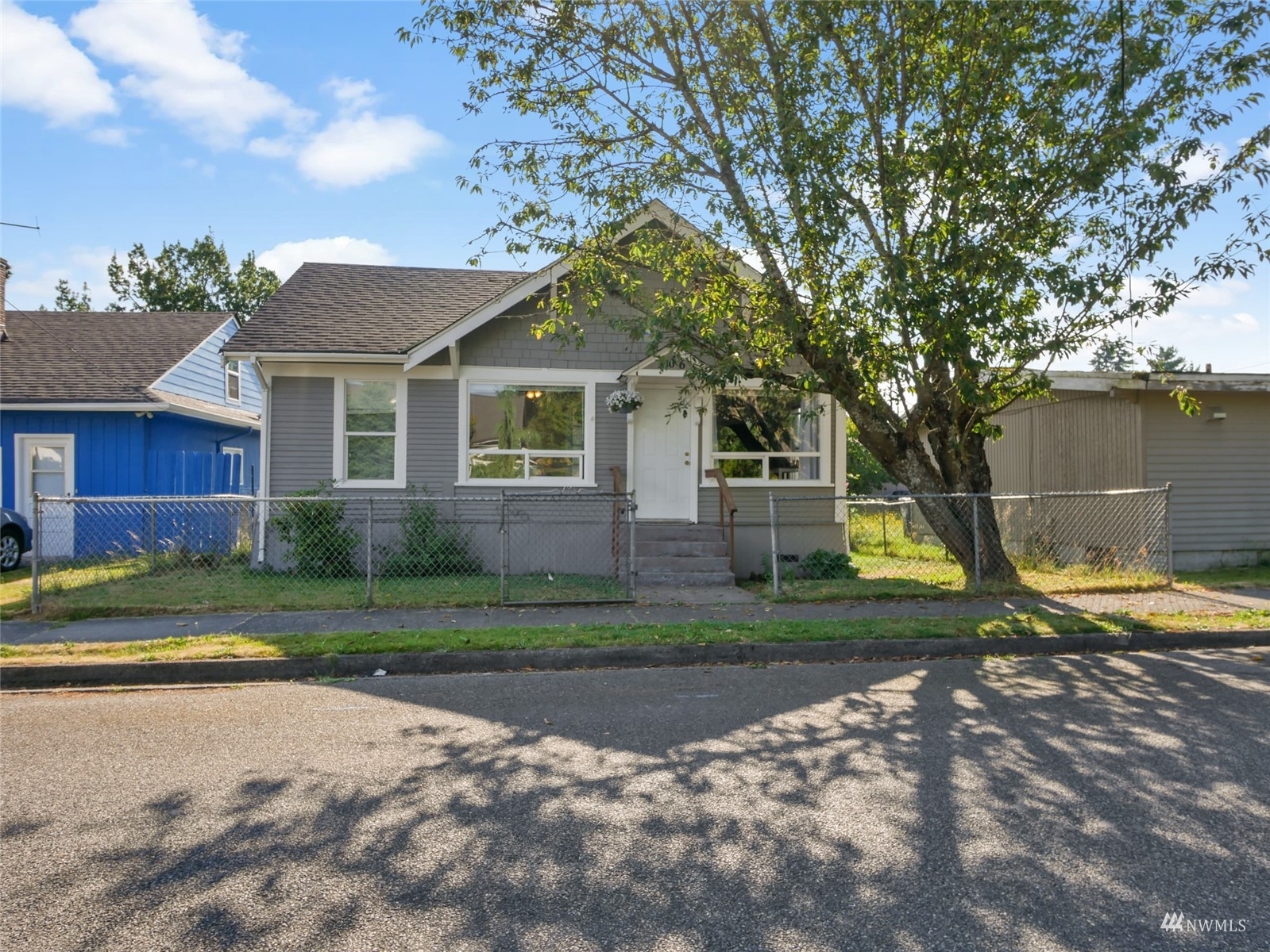 Property Photo:  206 O Street NE  WA 98002 