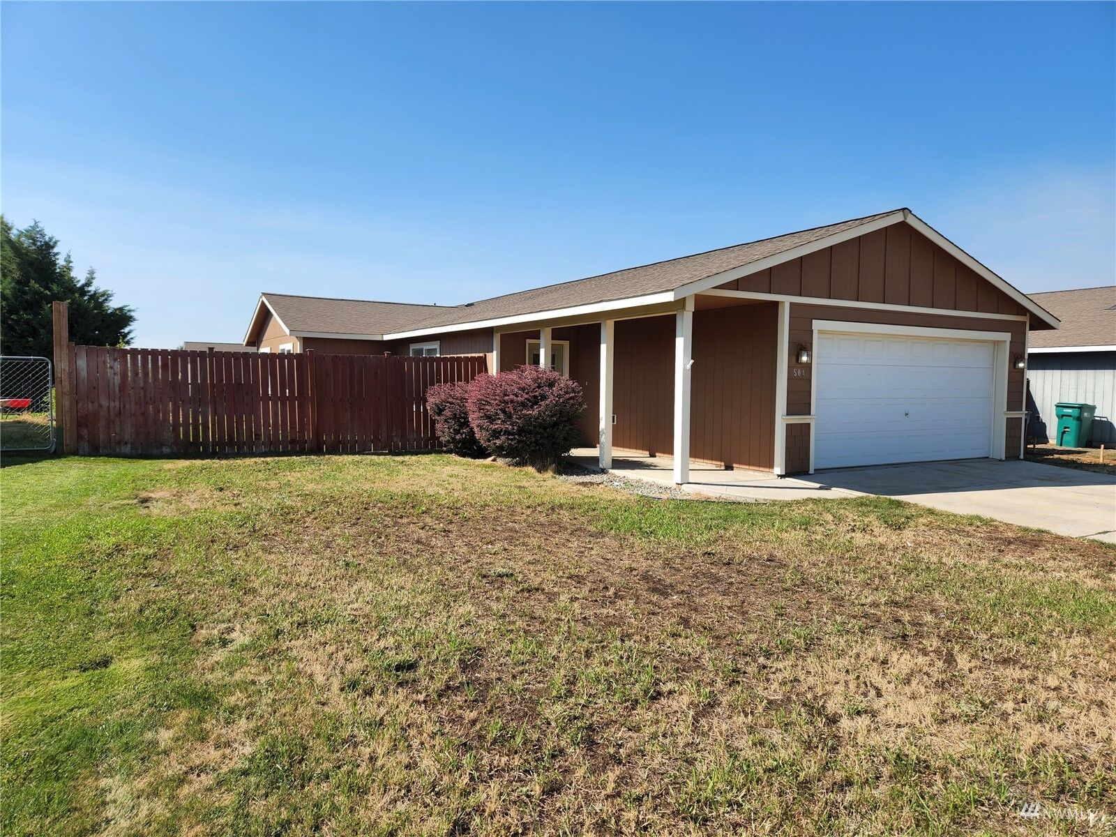 Property Photo:  504 E Countryside Avenue  WA 98926 