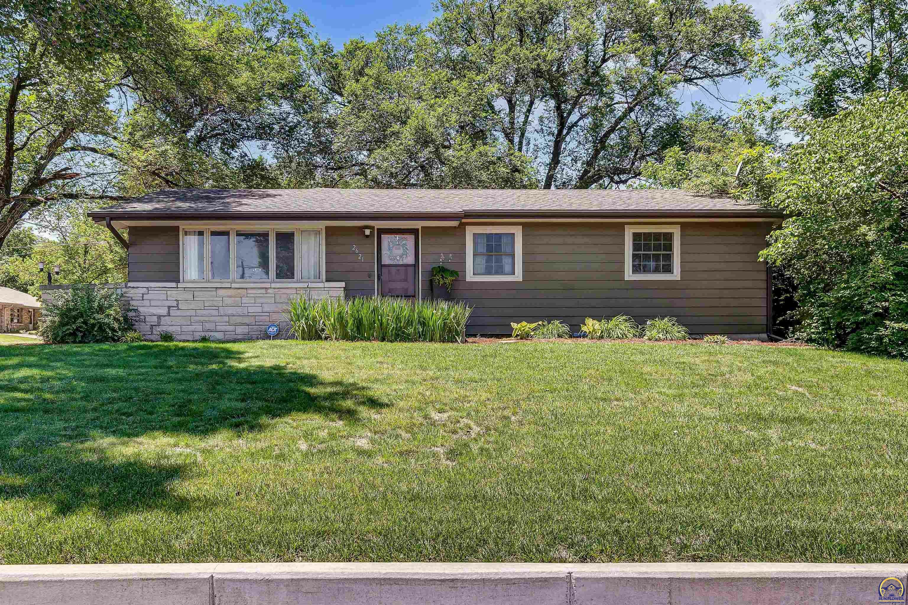 Property Photo:  2621 SW Washburn Ave  KS 66611 