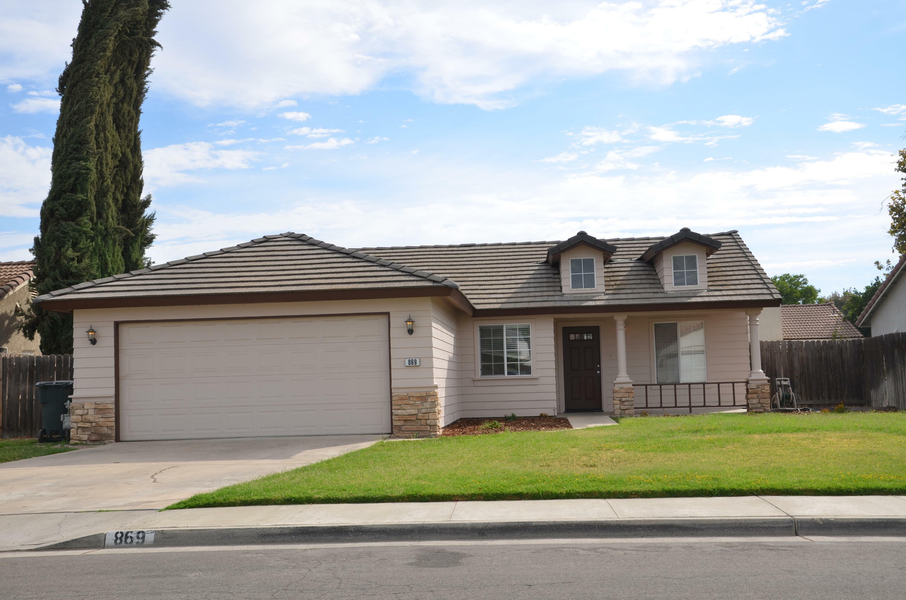 Property Photo:  869 E Julia Way  CA 93230 