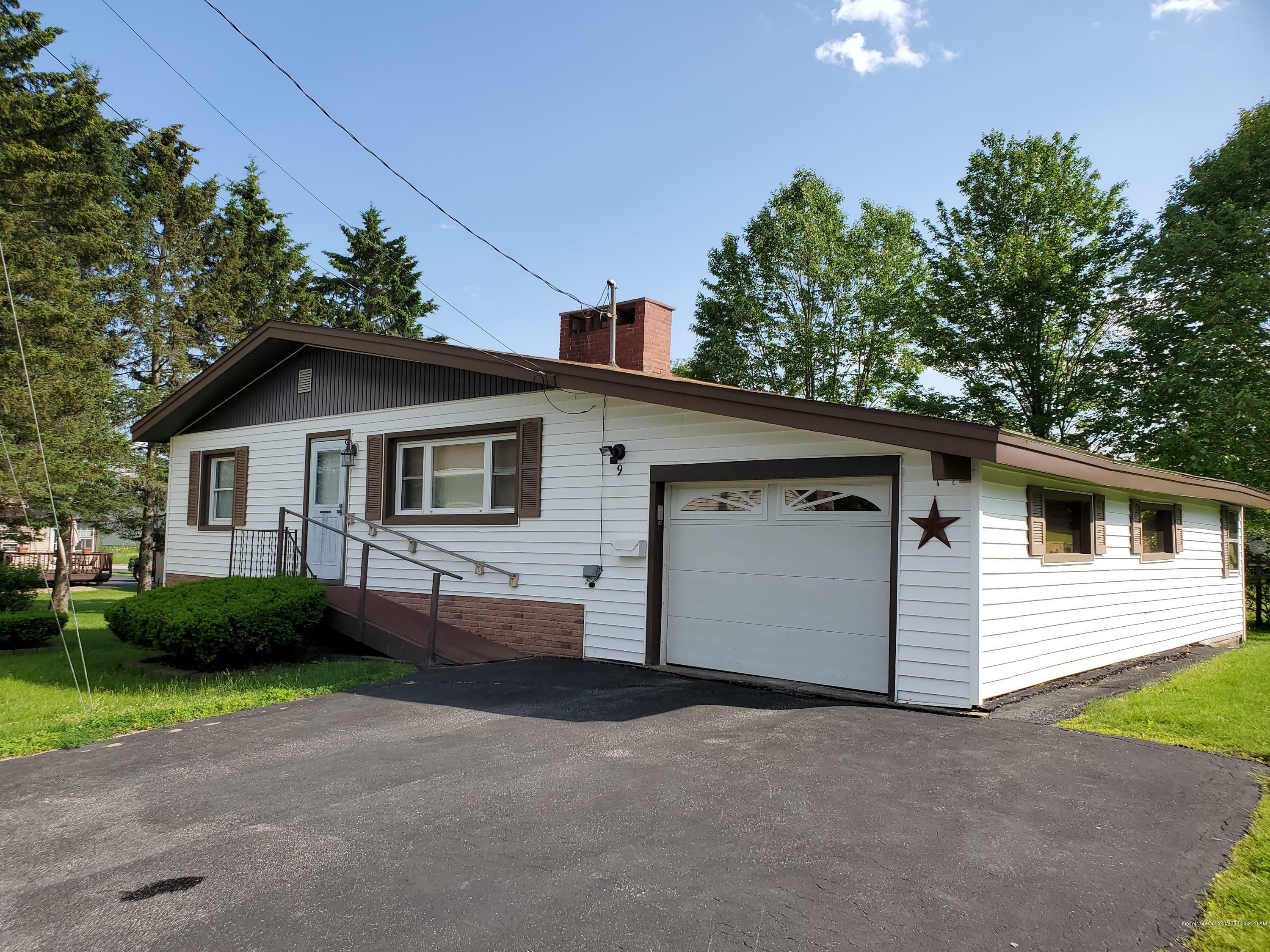 Property Photo: 9 Orchard Circle ME 04240