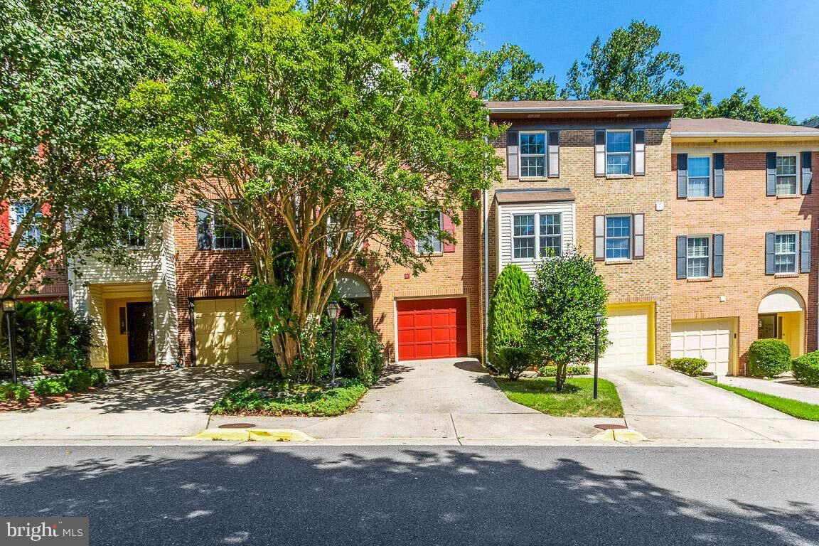 Property Photo: 6046 Knights Ridge Way VA 22310