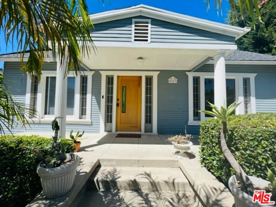 Property Photo:  2217   Nella Vista Ave  CA 90027 