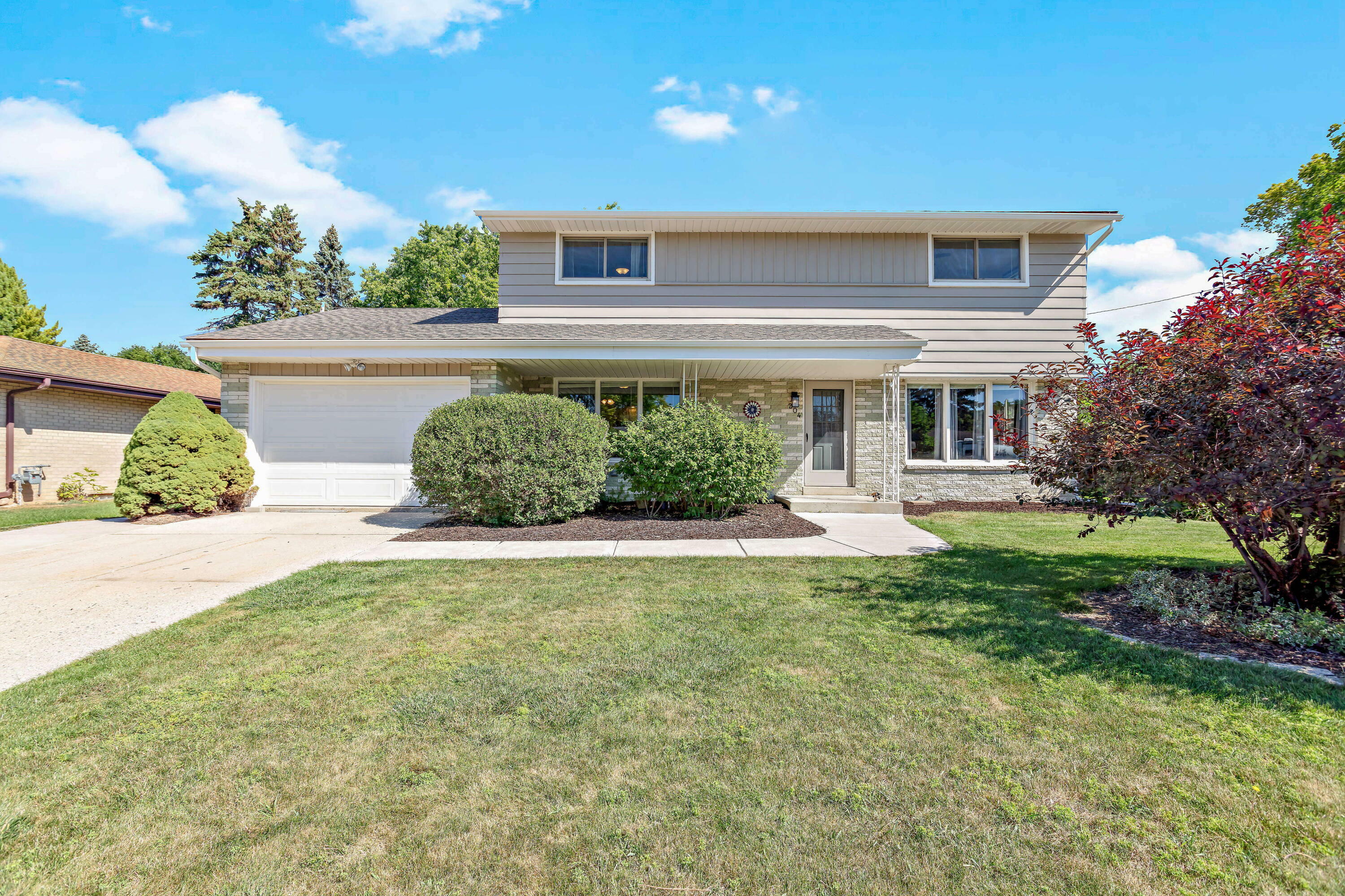Property Photo: 204 Parkway Dr WI 53172