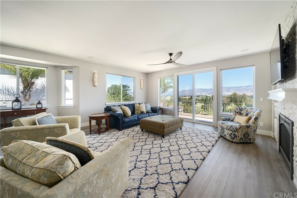 Property Photo:  733 Greystone Place  CA 93401 