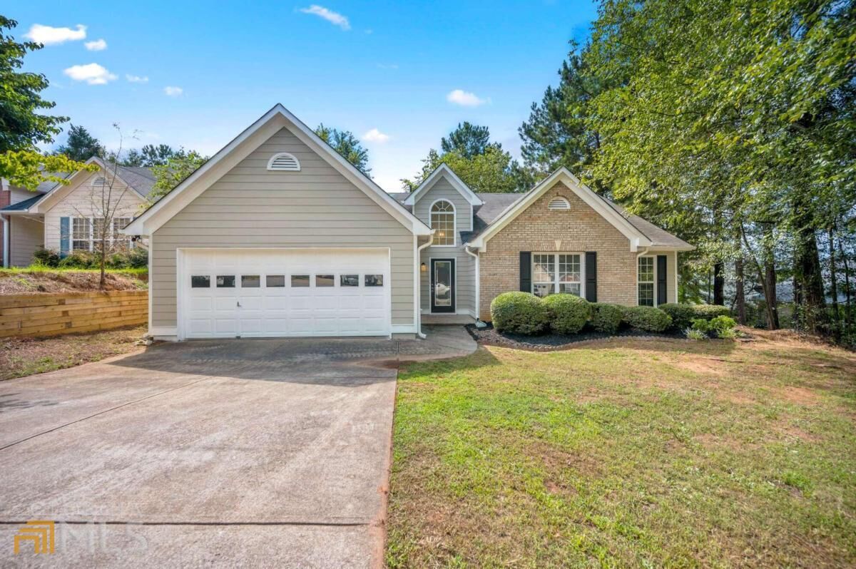 Property Photo:  1175 Hillary Lane  GA 30043 