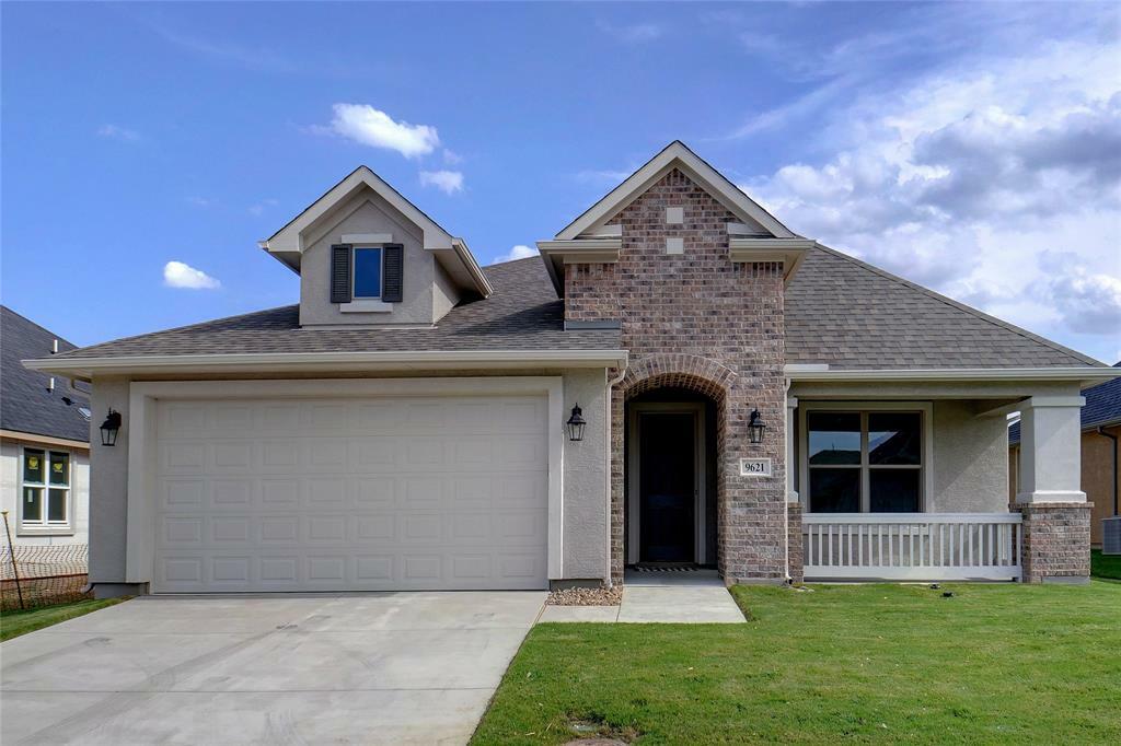 Property Photo: 9621 Creekwood Drive TX 76207