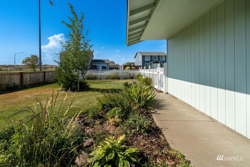 Property Photo:  1013 W Windrose Drive  WA 98837 